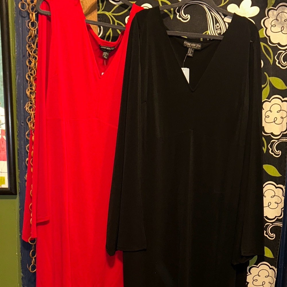 LO2 Forever 21 Plus V-Neck Cape Dresses Sz 3X Black & Red
NWTS